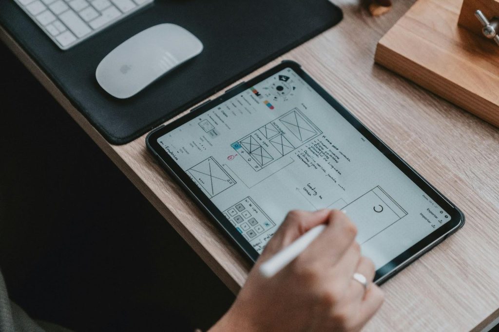 Dengan Siapa UI Designer Bekerja?