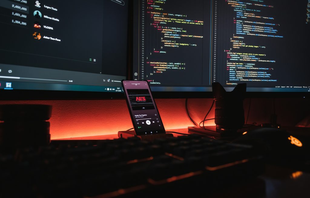 Apakah Semua Pekerjaan di Bidang IT Harus Bisa Coding? (Photo by Fotis Fotopoulos on Unsplash)