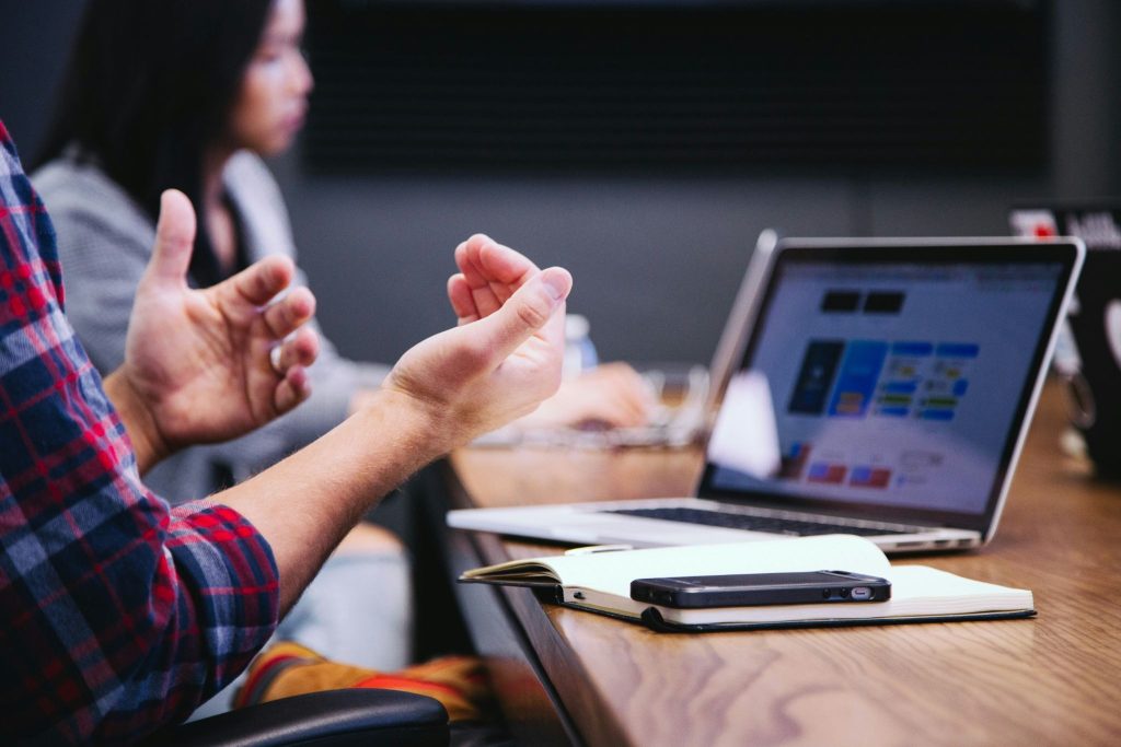 Apa Saja Tools dan Framework yang Digunakan untuk Machine Learning? (Photo by Headway on Unsplash)