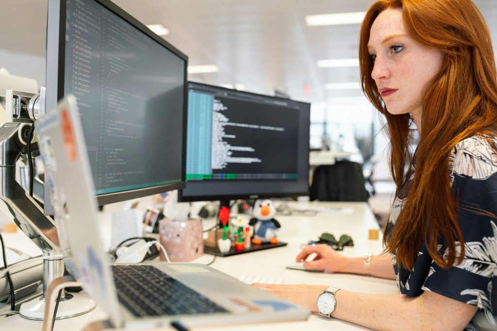 Apa Bedanya Penetration Testing dan Vulnerability Assessment? (Photo by ThisisEngineering on Unsplash)