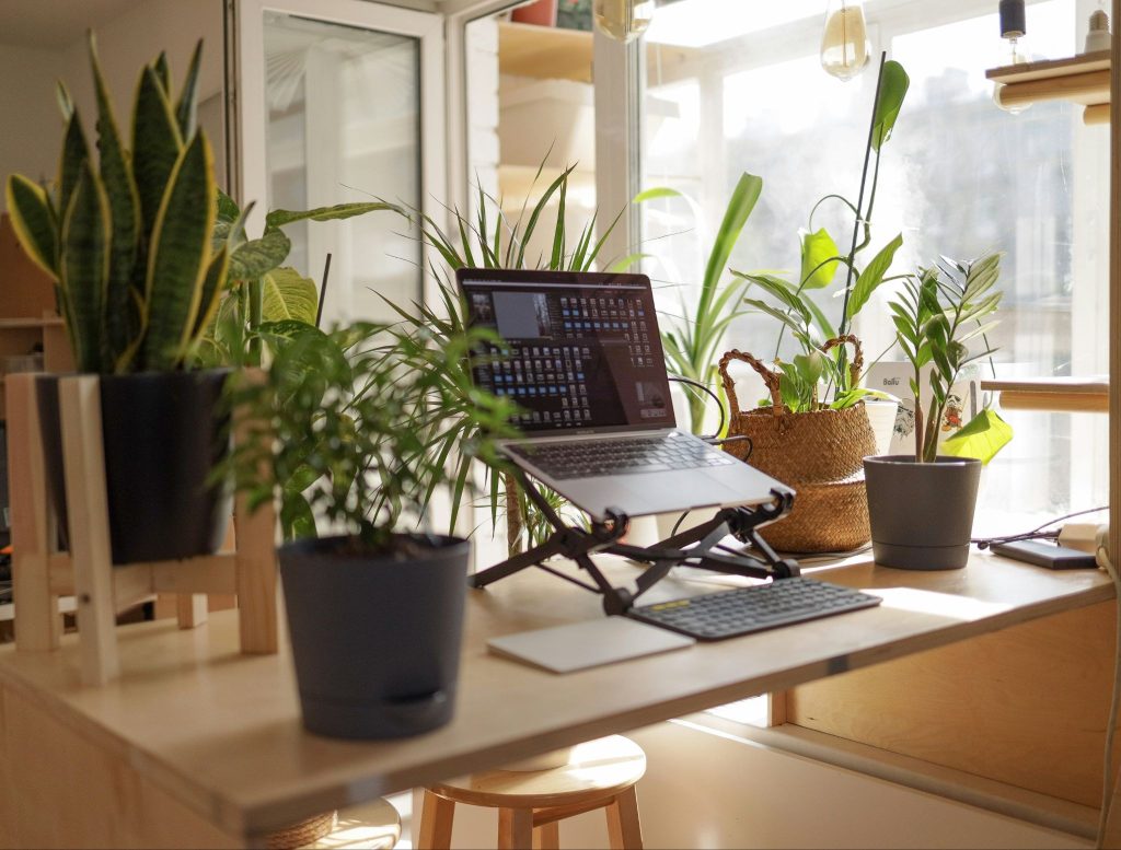 Apa Perbedaan Kerja Remote dan WFH? (Photo by vadim kaipov on Unsplash)