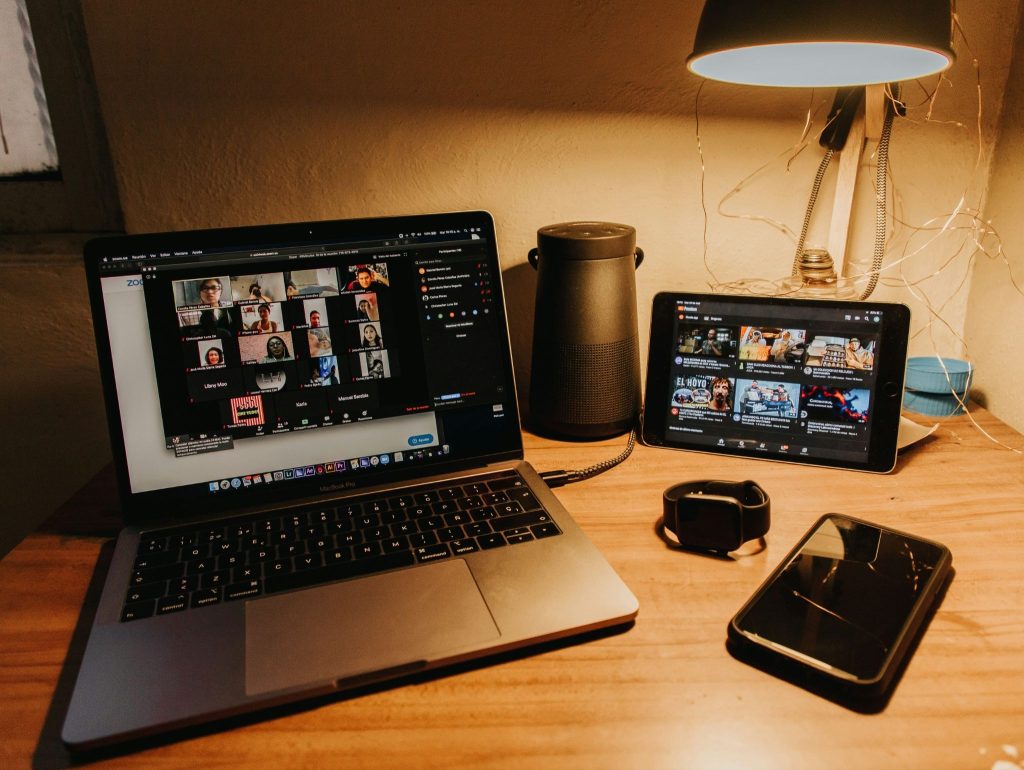 Apa Saja Profesi yang Bisa Dikerjakan Secara Remote? (Photo by Gabriel Benois on Unsplash)
