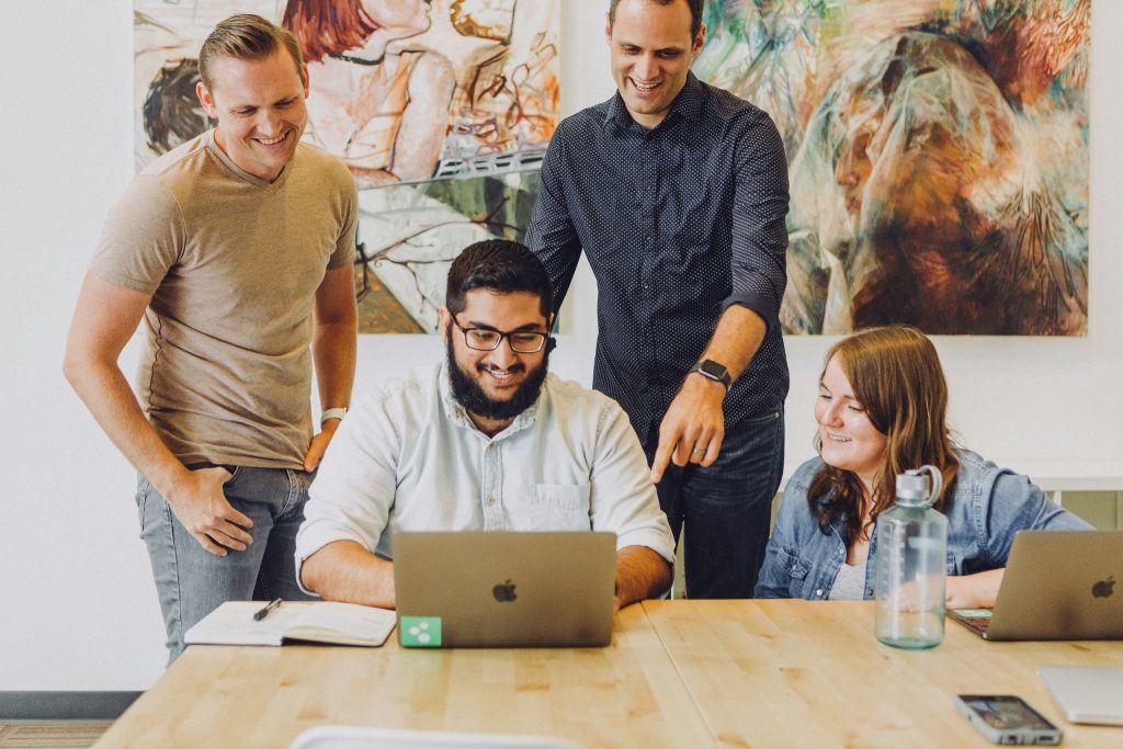 Apa Manfaat Menggunakan Layanan SEO Agency? (Photo by Jud Mackrill on Unsplash) 