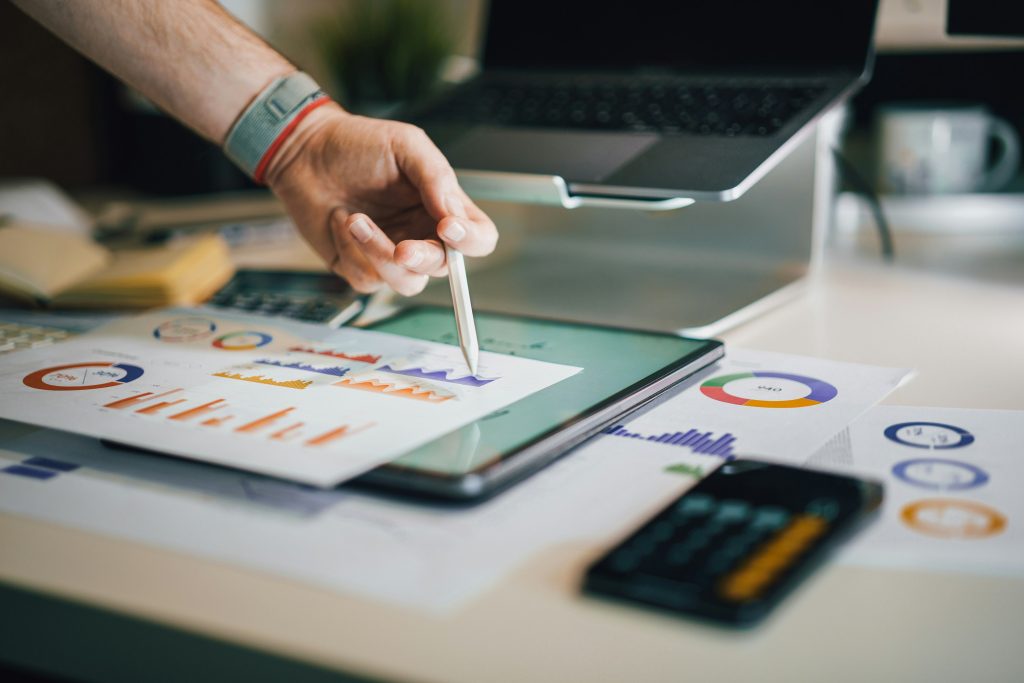 Apa Itu Data Analyst dan Apa Saja Tugasnya? (Photo by Jakub Żerdzicki on Unsplash)
