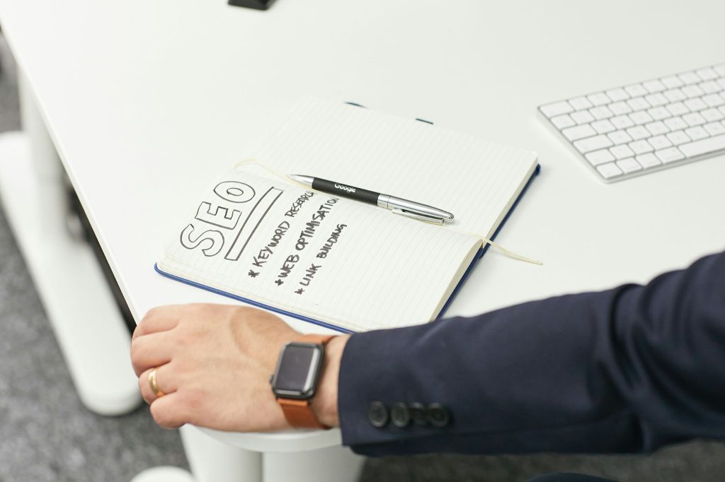Apa Saja Tools yang Digunakan SEO Specialist? (Photo by dlxmedia.hu on Unsplash)