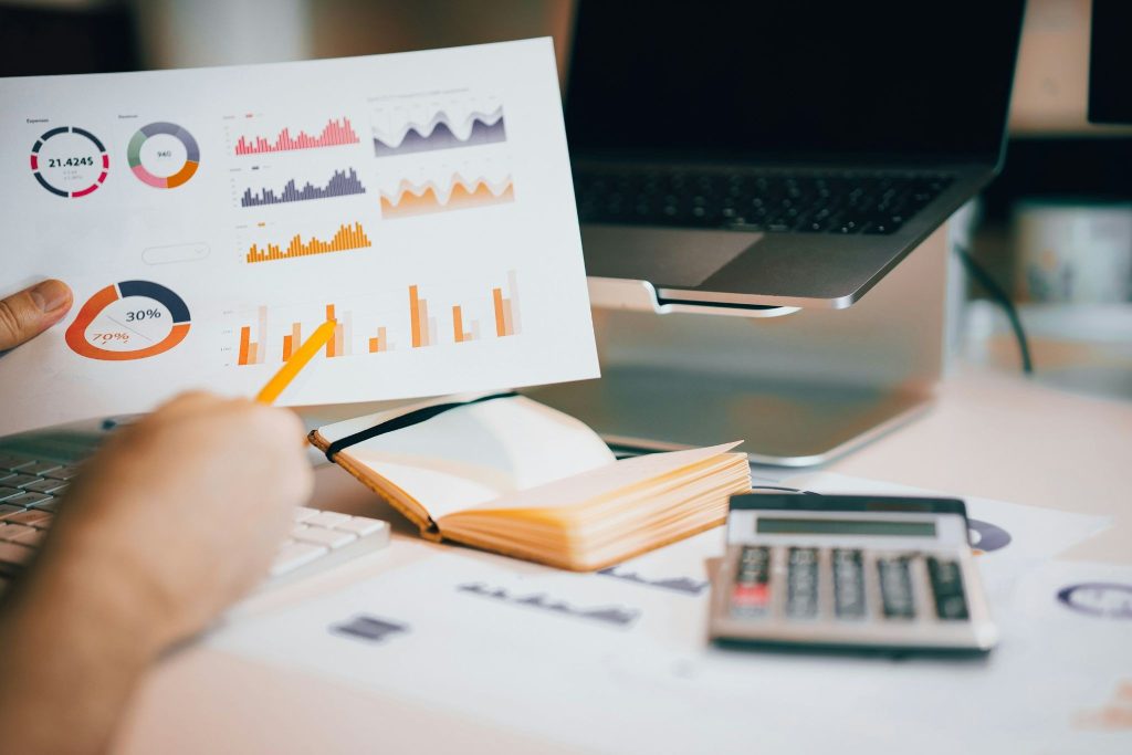 Mengapa Data Analyst Menjadi Profesi yang Dicari di Era Digital? (Photo by Jakub Żerdzicki on Unsplash)