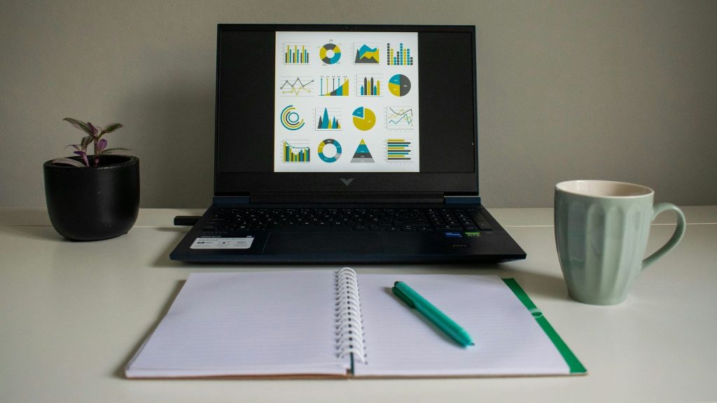 Bagaimana Cara Memulai Karier sebagai Data Analyst? (Photo by Gorilla ROI Data Connector on Unsplash)