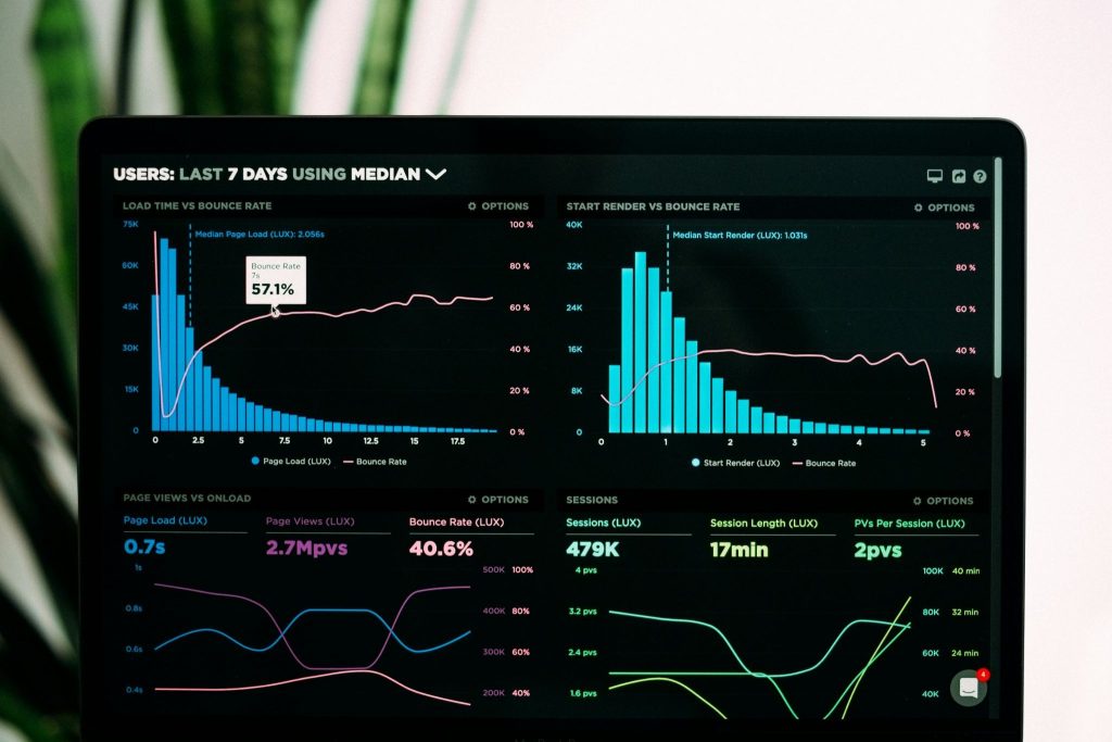 Apa Itu Data Analyst? (Photo by Luke Chesser on Unsplash)