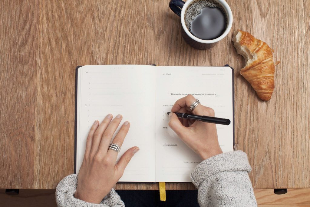 Apa Saja Teknik Copywriting yang Efektif untuk Membuat Konten Menarik? (Photo by Cathryn Lavery on Unsplash)