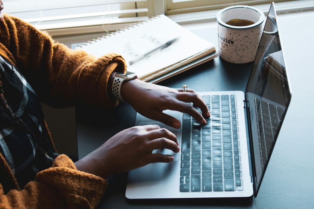 Bagaimana Cara Melatih Skill Copywriting? (Photo by Daniel Thomas on Unsplash)