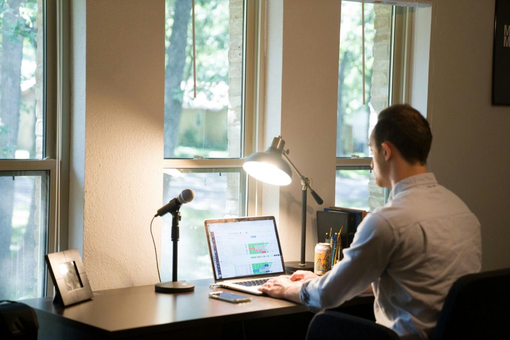 Bagaimana Cara Mulai Belajar Data Science untuk Pemula? (Photo by Ian Harber on Unsplash)