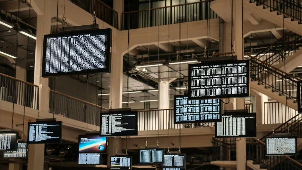 Manfaat Big Data Analytics Training untuk Menghadapi Tantangan di Dunia Kerja (Photo by Leif Christoph Gottwald on Unsplash)