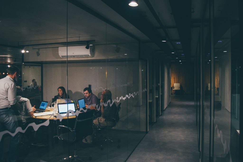 Apa Saja Fasilitas Eksklusif Data Science Training Digital Skola? (Photo by Mario Gogh on Unsplash)
