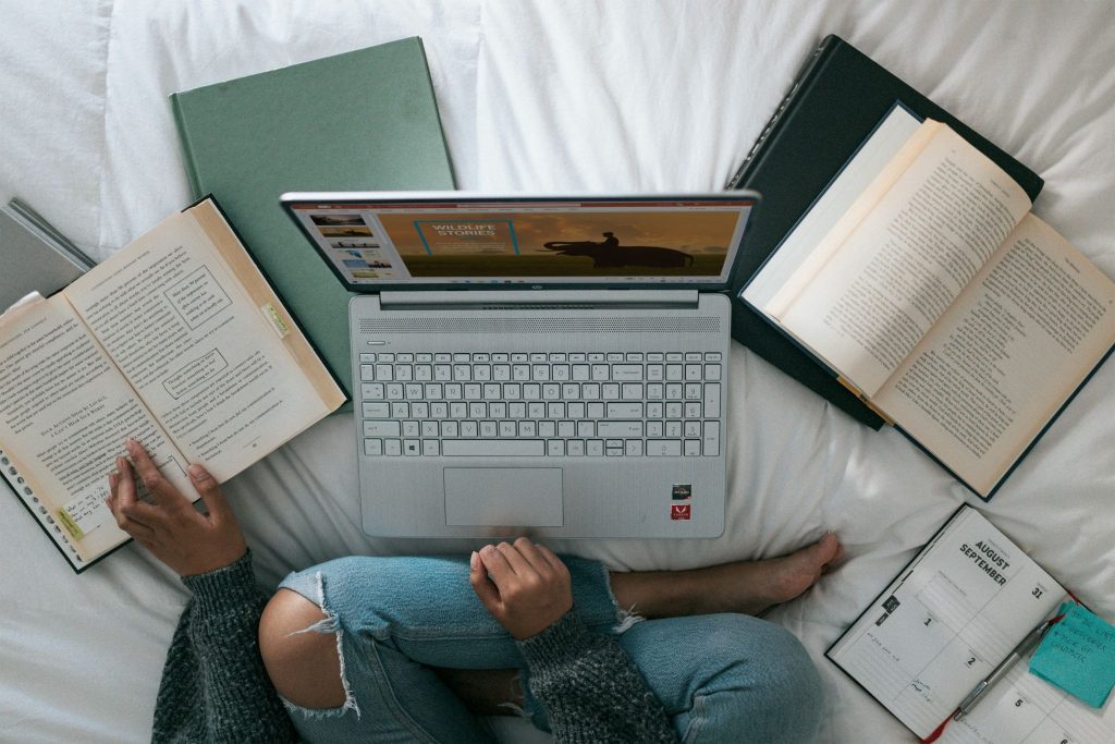 Siapa yang Cocok Mengikuti Data Science Bootcamp? (Photo by Windows on Unsplash)
